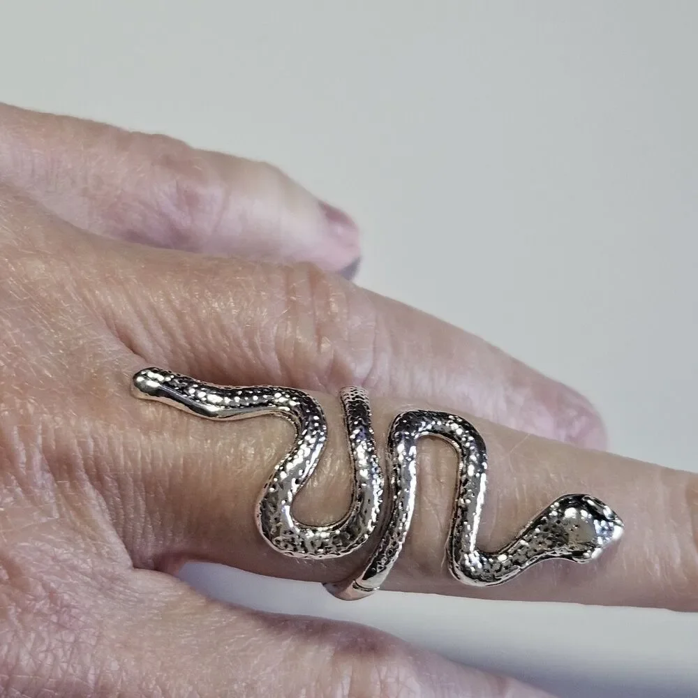 *Sale* Silver Tone Slithery Snake Ring Size 7.5